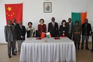 中國(guó)駐馬達(dá)加斯加大使楊小茸出席向馬文化部捐贈(zèng)辦公用品交接儀式 強(qiáng)化兩國(guó)文化交流合作